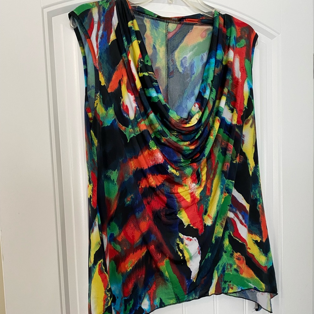 Fun low rising, midrift blouse. Paint pattern